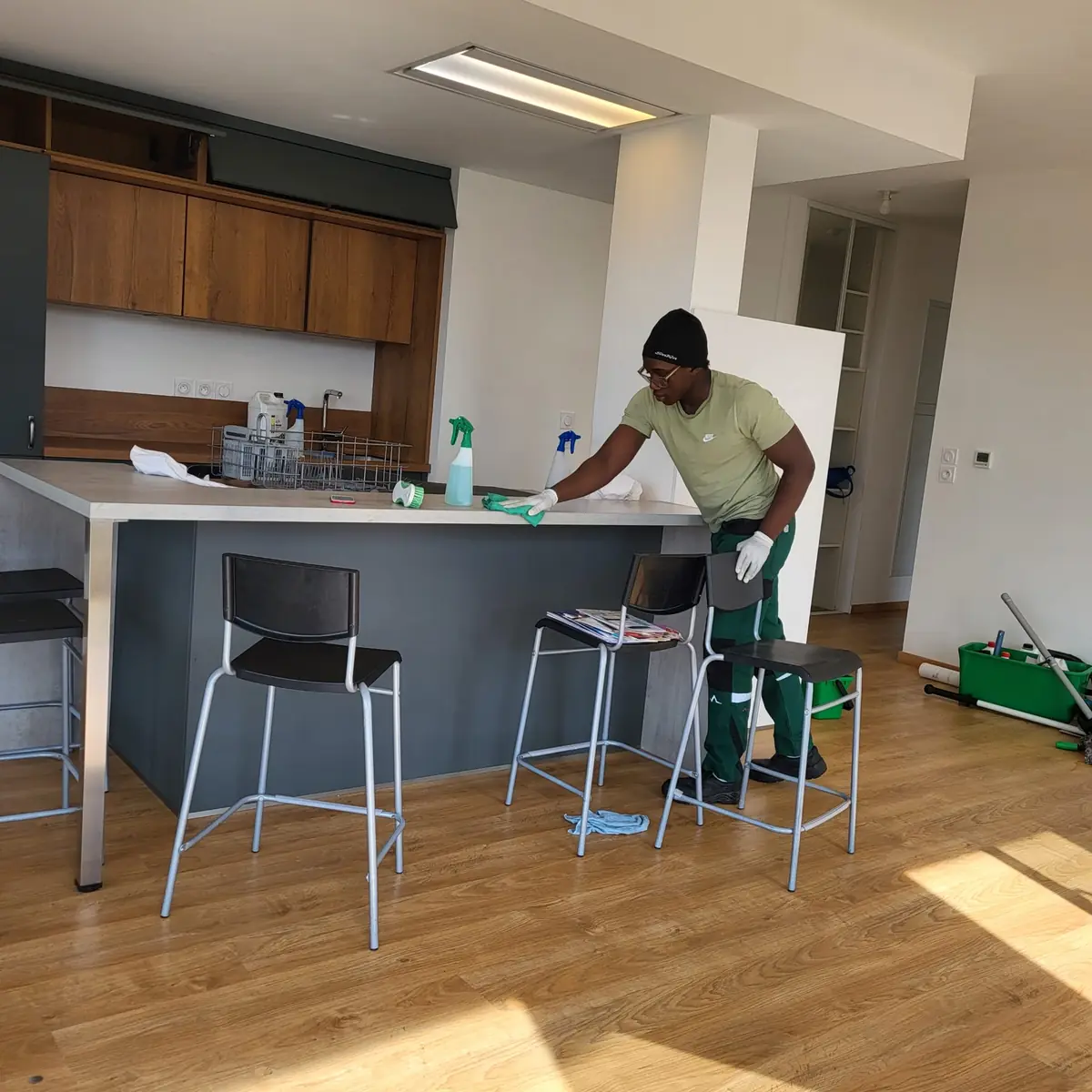 Livraison de logement neuf Nantes Nettoyage de la cuisine d'un appartement neuf avant livraison à Nantes