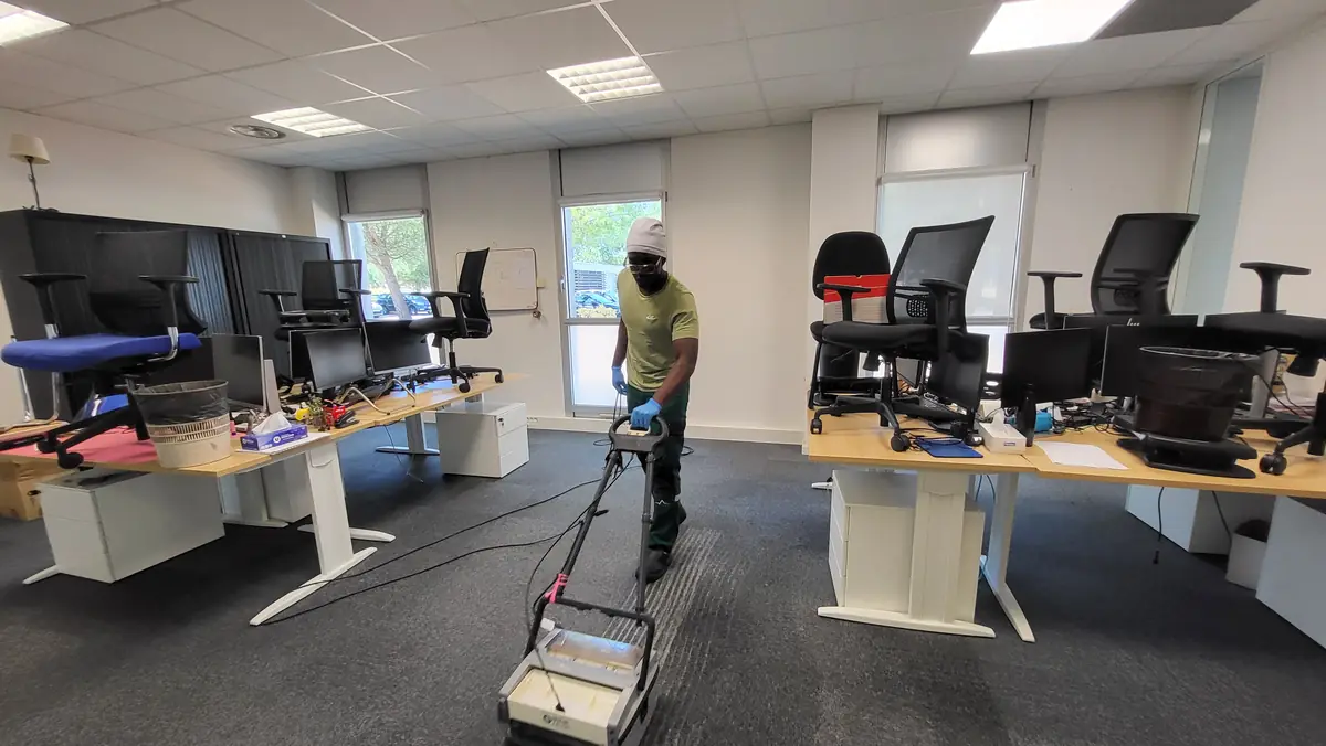 Contrat entretien bureaux Nantes Entretien régulier de la moquette d'un plateau de bureaux à Nantes
