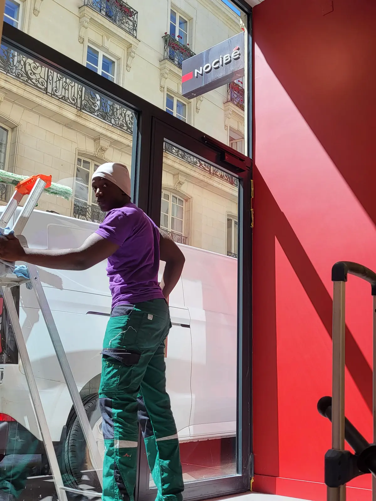Vitrerie centre-ville Nantes Nettoyage d'une vitrine en centre-ville de Nantes par ZEN NETTOYAGE 44
